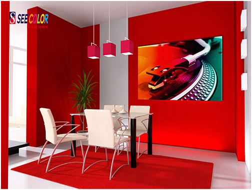 Sơn màu đỏ luôn tạo cảm giác mạnh cho căn phòng 