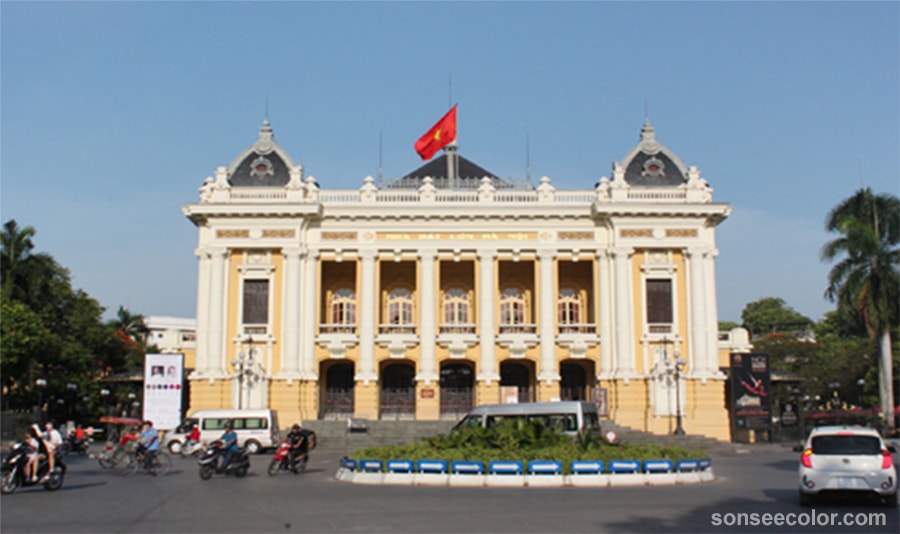 Bên ngoài nhà hát lớn hà nội được sơn bằng màu vàng