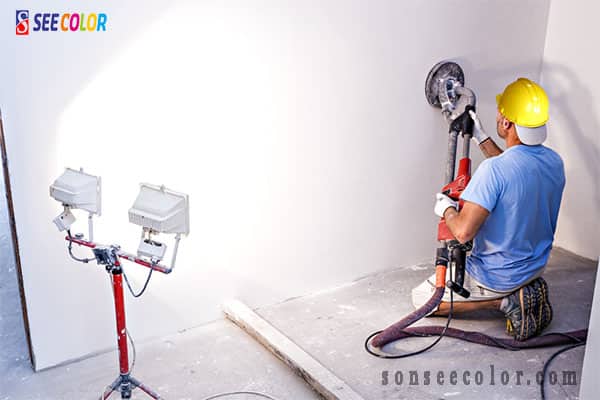 Dùng máy chà vệ sinh tường trước khi sơn 