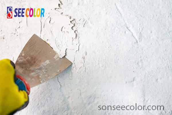 vệ sinh xử lý tường ẩm bị sùi trước khi sơn