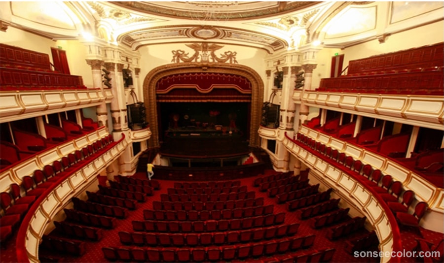 Bên trong nhà hát lớn cũng được sơn bằng màu vàng kem