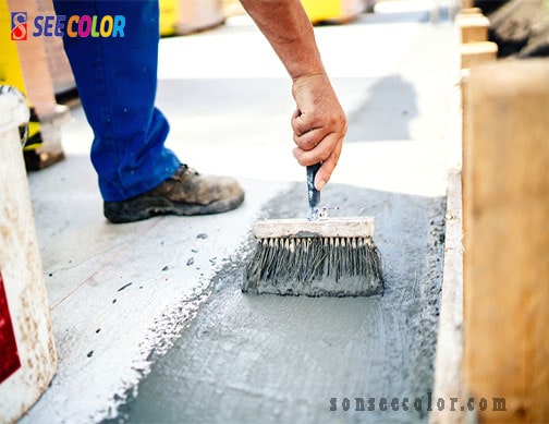 Sử dụng sơn chống thấm màu để xử lý nứt mái như