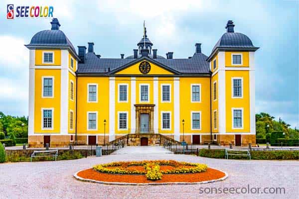 ngôi nhà đẹp được sử dụng màu vàng tươi và ngói màu xanh lam